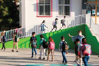 Tanto la hija del hombre como la niña que retiró se llaman Amelia. Además, guardan cierto parecido físico, lo que, según la explicación del hombre generó confusión