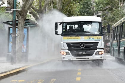 Tanto los refugios de los colectivos como los bancos ubicados en la vía publica son higienizados con especial atención