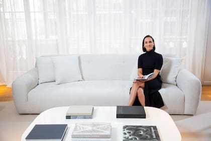“Tanto mi marido como yo somos muy exigentes y muy detallistas, así que fue un gran desafío como pareja este proyecto del departamento. Recién estamos terminando de decorar, todo en una paleta que nos encanta”, revela Camila.