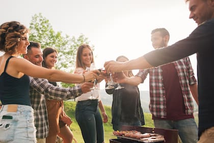 Tanto para servirle al asador mientras cuida a la carne como para comer con los cortes más pesados, esta lista de recomendados no falla