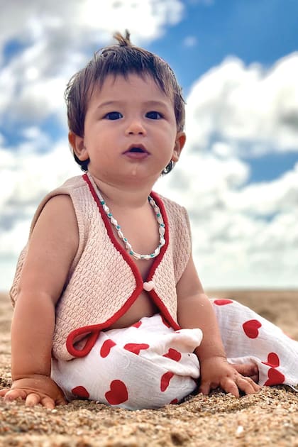 Tao celebró su día vestido con un mini chaleco tejido y pantalón con estampa de corazones.