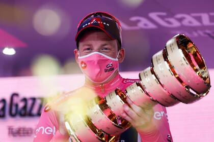 Tao Geoghegan Hart festeja en el podio luego de ganar su carrera más importante