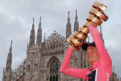 Tao Geoghegan Hart festeja frente con la Catedral de Milán luego de ganar el Giro de Italia.