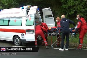 El Giro de Italia sufre: caídas múltiples, 36 abandonos, y un favorito retirado en ambulancia