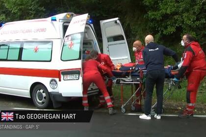 Tao Geoghegan Hart sufrió una fractura en la cadera y debió ser retirado del Giro de Italia en ambulancia.