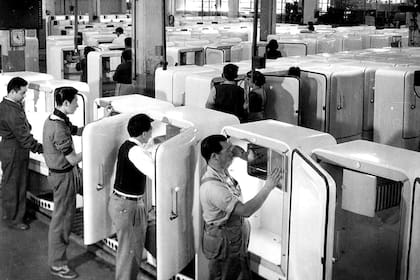 El aguinaldo existió como práctica en la Argentina desde fines del siglo XIX, pero se generalizó por ley en 1946