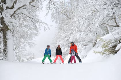 Aprender a esquiar: los pro y los contra de tener un "instructor" en casa