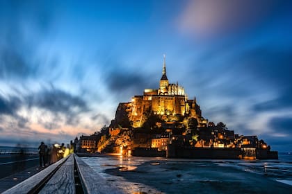Una de las maravillas que presenta el planeta tierra que recomienda la revista Condé Nast Traveler es la abadía del Mont Saint-Michel