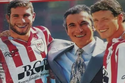 Tapa de El Gráfico edición La Plata, por la gran campaña, junto a Martín Palermo y el Ruso Prátola