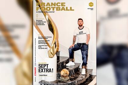 Lionel Messi, informal, con el Balón de Oro en la tapa de la revista France Football, que organiza la votación.