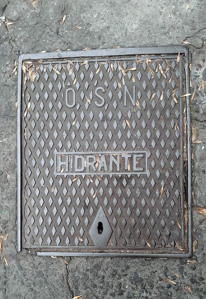 Tapa de las cajas hidrantes de Obras Sanitarias de la Nación, dispuestas para combatir incendios foto: @cronistadetuciudad)
