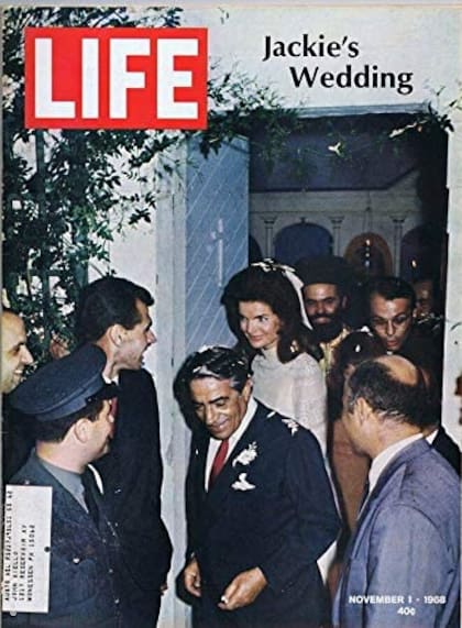 Tapa de LIFE de octubre de 1968. La prestigiosa revista Life, desde su portada, se hizo eco de la boda de Aristóteles Onassis y Jacqueline Kennedy. La imagen los muestra saliendo de la capilla Santísima Virgen, en Skorpios