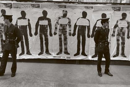 El Siluetazo, 1983. Fotografía tomada por Eduardo Gil, de la serie actualmente exhibida en Fráncfort, en Los Ángeles y en San Pablo