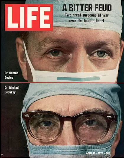 Tapa Revista Life de abril de 1970: Los pioneros y reconocidos cirujanos cardíacos Denton Cooley y Michael DeBakey.
Estalló una intensa rivalidad profesional y personal en Houston, Texas, a raíz de la primera implantación de un corazón artificial total y desacuerdos sobre la autoría, prioridad y ética de los procedimientos quirúrgicos