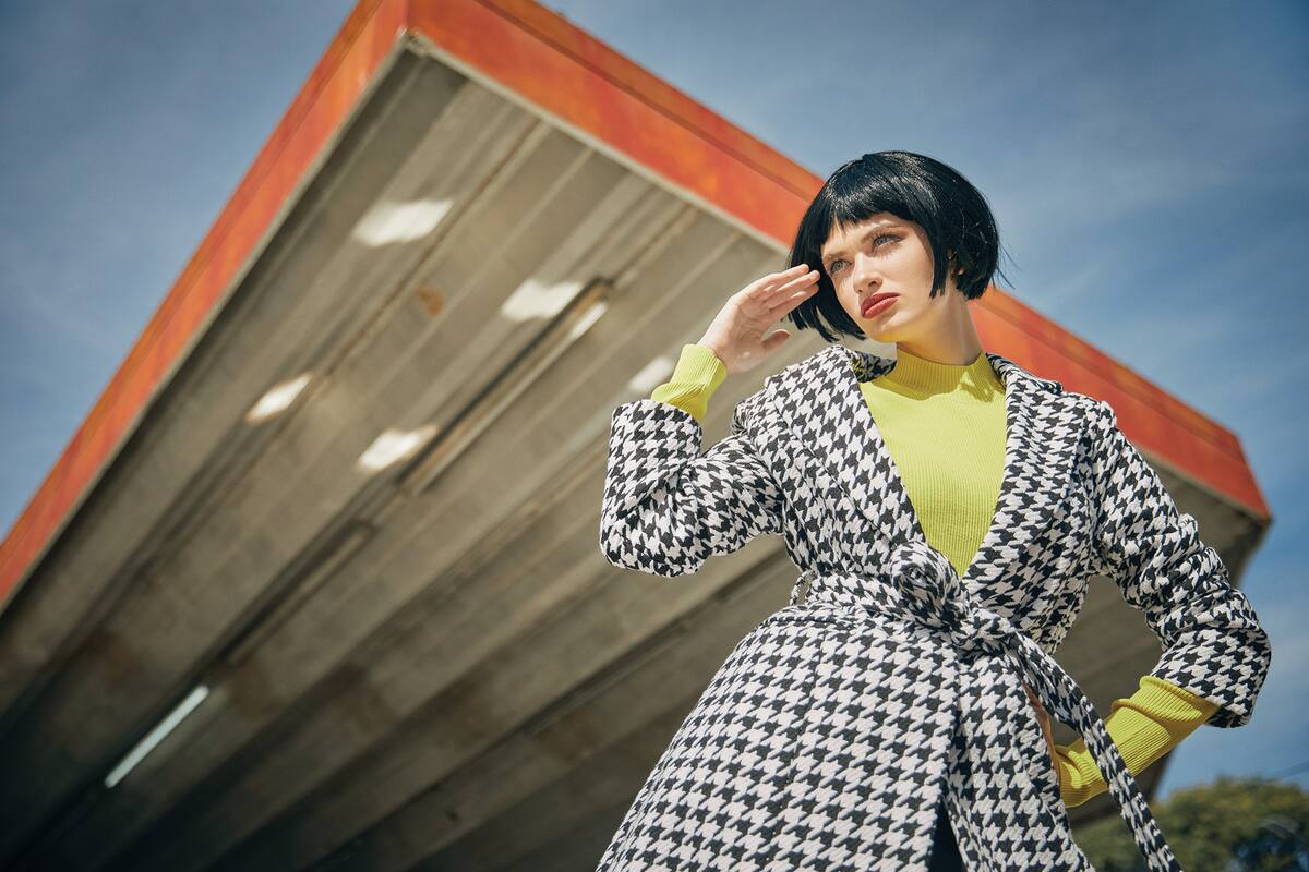 Tapado corto con estampa pied de poule y lazo (Renner) y media polera de microfibra (Las Pepas)