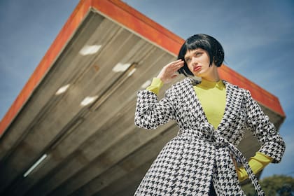 Tapado corto con estampa pied de poule y lazo (Renner) y media polera de microfibra (Las Pepas)