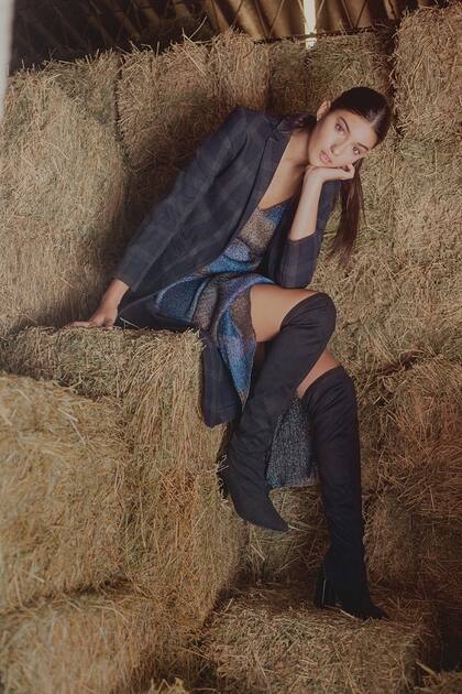 Tapado cuadrillé azul y verde (Giesso), vestido (Uma), botas de gamuza (Vitamina)