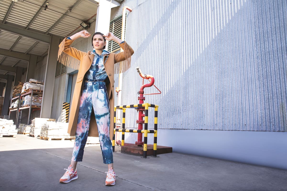 Tapado de paño con flecos (Rapsodia, $72.900), campera y pantalón batik (Rapsodia $36.900 y $26.900) y zapatillas (FILA, $16.490)