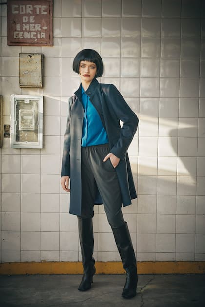 Tapado de paño y cashmere con cuello alto y abotonadura escondida (La Dolfina), camisa de crepe y pantalón babucha de seda (Rapsodia). Botas a la rodilla (Sarkany)