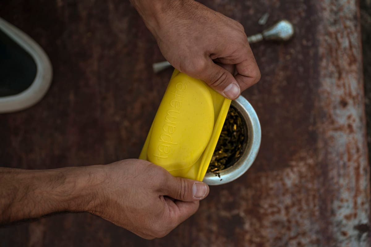 Tapamate, la invención que nació en un viaje micro y terminó en una idea genial para no mancharse con yerba