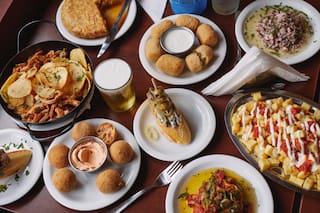 Los restaurantes donde los vecinos ya tienen su mesa, su plato y hasta su ritual