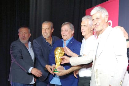 Tapia, Batista, Bertoni, Tarantini, Larrosa y Giusti posan con la Copa del mundo que solo los campeones pueden tocar