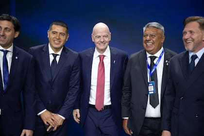 Tapia compartió una imagen en la posó junto a Alejandro Domínguez, Gianni Infantino, Juan Román Riquelme y Diego Milito