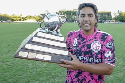 Tapia, con el trofeo Pato de Plata, tras la consagración en el Abierto Argentino