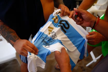 Tapia firma una camiseta número 10 de la Selección