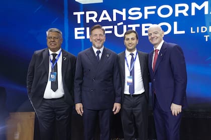 Tapia junto a Alejandro Domínguez (Conmebol), Stefano Di Carlo y Gianni Infantino (FIFA)