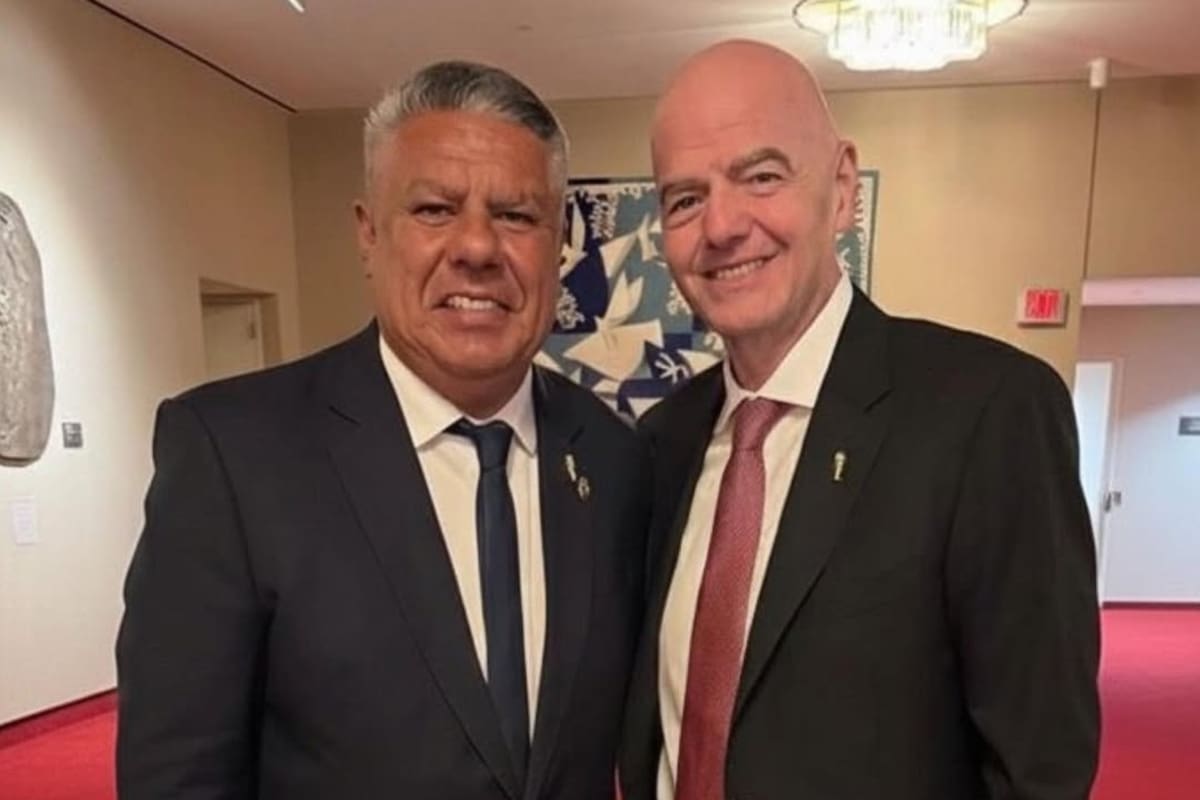 Tapia junto a Infantino en el hotel Waldorf Astoria, en Washington. el presidente de la AFA busca oxígeno en un ámbito ameno
