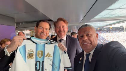 Tapia, junto a Marco Rubio, secretario de Estado de Donald Trump, y Alejandro Domínguez, titular de la Conmebol, durante la final del Mundial