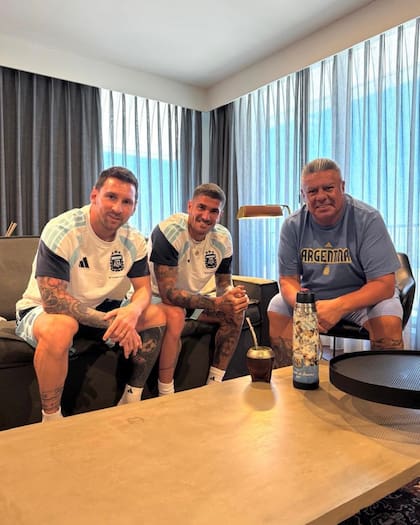 Tapia, junto a Messi y De Paul