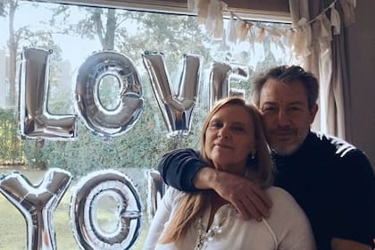 Tapia junto a su esposa, Viviana Juricka, durante su aniversario n°33