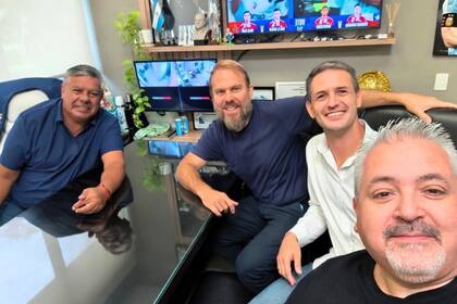 Tapia, la semana pasada, con los intendentes peronistas Gastón Granados (Ezeiza) y Nicolás Mantegazza (San Vicente), y el presidente del club Yupanqui, Dante Majori