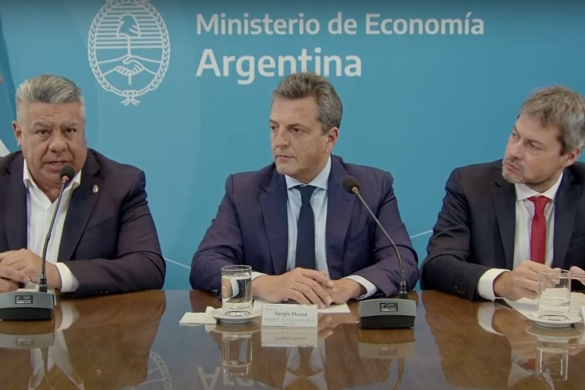 Tapia, Massa y Lammens en la firma de los avales para el Mundial Sub 20 en Argentina