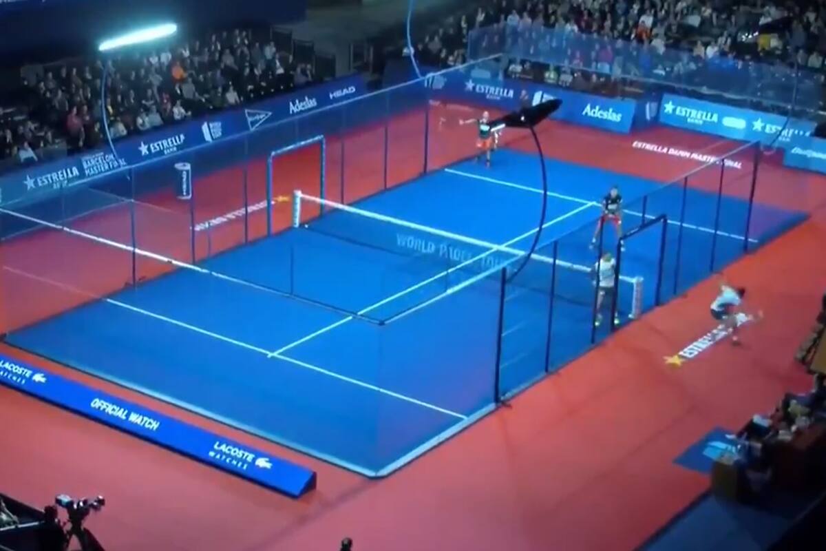 Tapia rescató una pelota imposible desde afuera del cubo de cristal