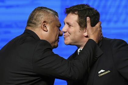 Tapia saluda a Alejandro Domínguez, el presidente de la Conmebol; hoy, el sanjuanino y el paraguayo están distanciados.