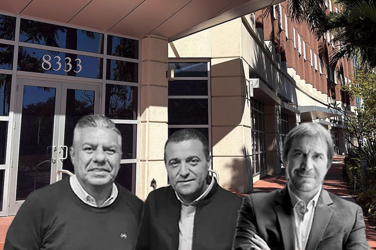 Tapia, Toviggino y el empresario Faroni, con el edificio de fondo de Miami de una de las sociedades fantasmas creadas para hacer negocios con la AFA