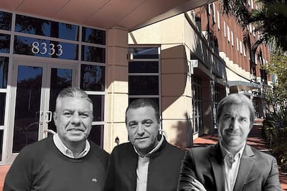 Tapia, Toviggino y el empresario Faroni, con el edificio de fondo de Miami de una de las sociedades fantasmas creadas para hacer negocios con la AFA