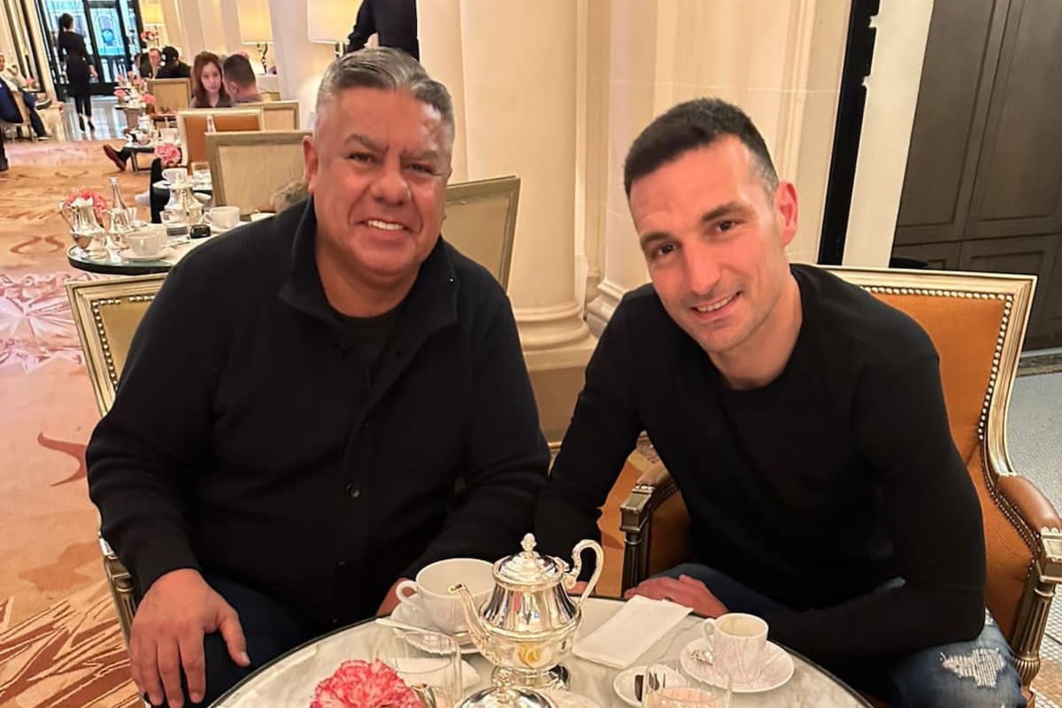 Tapia y Scaloni, en París, antes del anuncio de la renovación contractual del técnico de la selección
