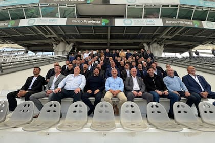 Tapia y varios dirigentes en el estadio Único de La Plata, con el gobernador Kicillof; entre otros, Mario Echeverría (presidente de la Liga de Villa Mercedes), Luis Spahn (Unión), Hernán Tillous (Aldosivi), Fernando Chiófalo (Sarmiento), Nicolás Russo (Lanús), Diego Milito (Racing) y Fabián Berlanga (Vélez)