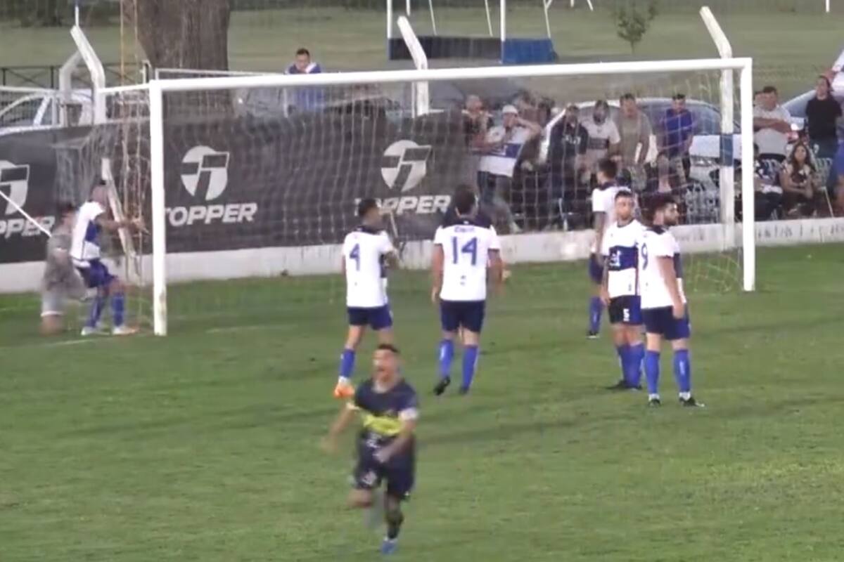 Tapita Bazán, de Boca de Serodino, festeja su golazo, lo sufren los jugadores de Sportivo Rivadavia. El referí cambiaría la historia