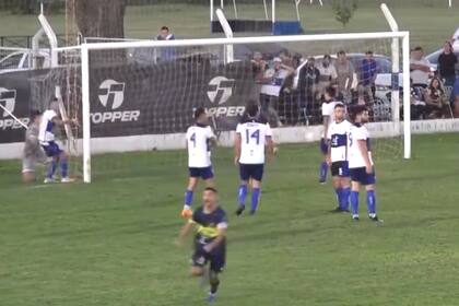 Tapita Bazán, de Boca de Serodino, festeja su golazo, lo sufren los jugadores de Sportivo Rivadavia. El referí cambiaría la historia