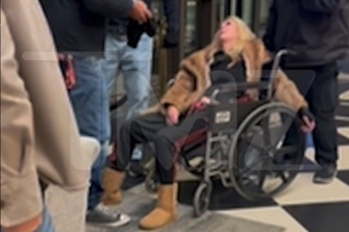 Tara Reid es retirada en camilla