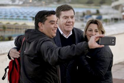 Tarde de selfies en la rambla, con el intendente electo