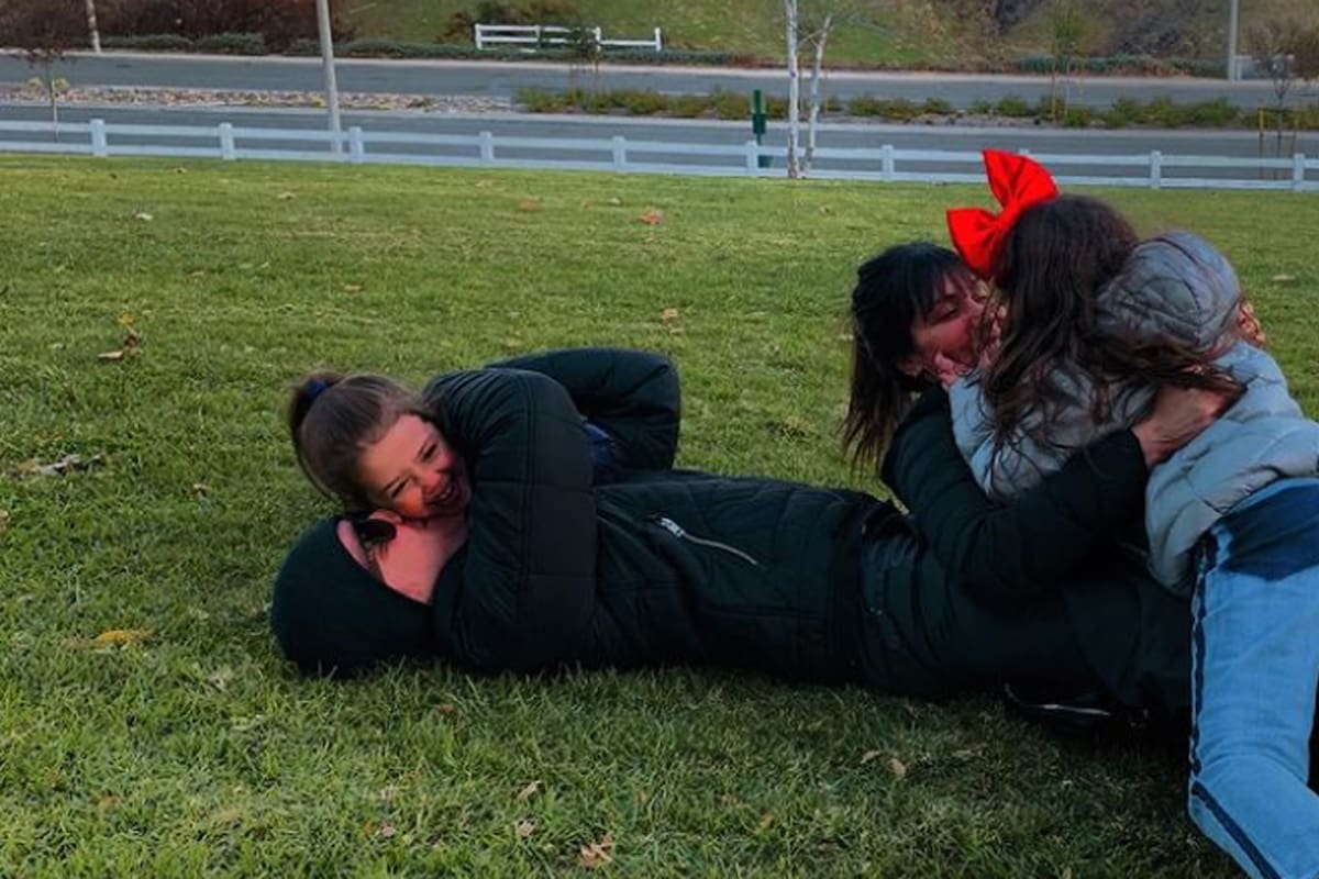 Tarde familiar: Santiago del Moro se mostró acompañado de su pareja y sus dos hijas