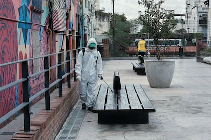 Tareas de desinfección en la ciudad de Buenos Aires