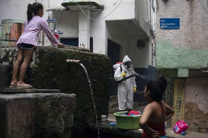 Tareas de desinfección en la favela Santa Marta de Río de Janeiro