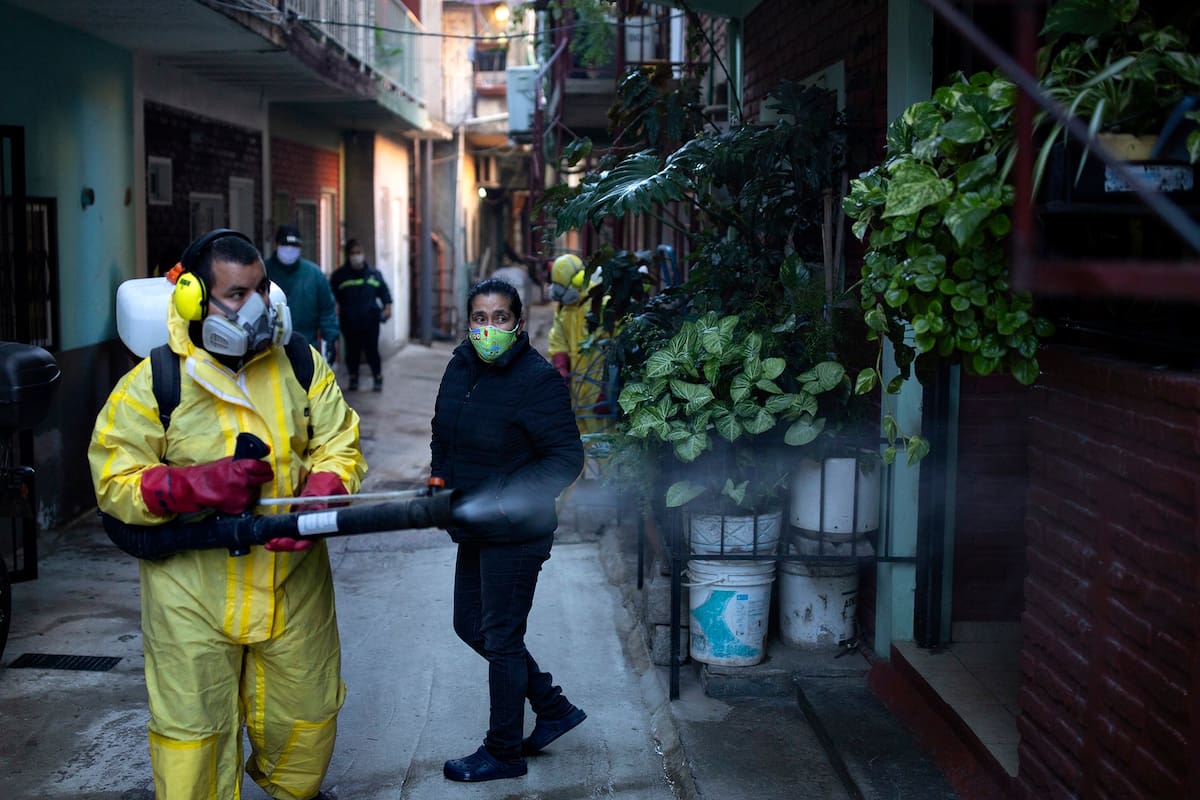 Tareas de desinfección en la Villa 31